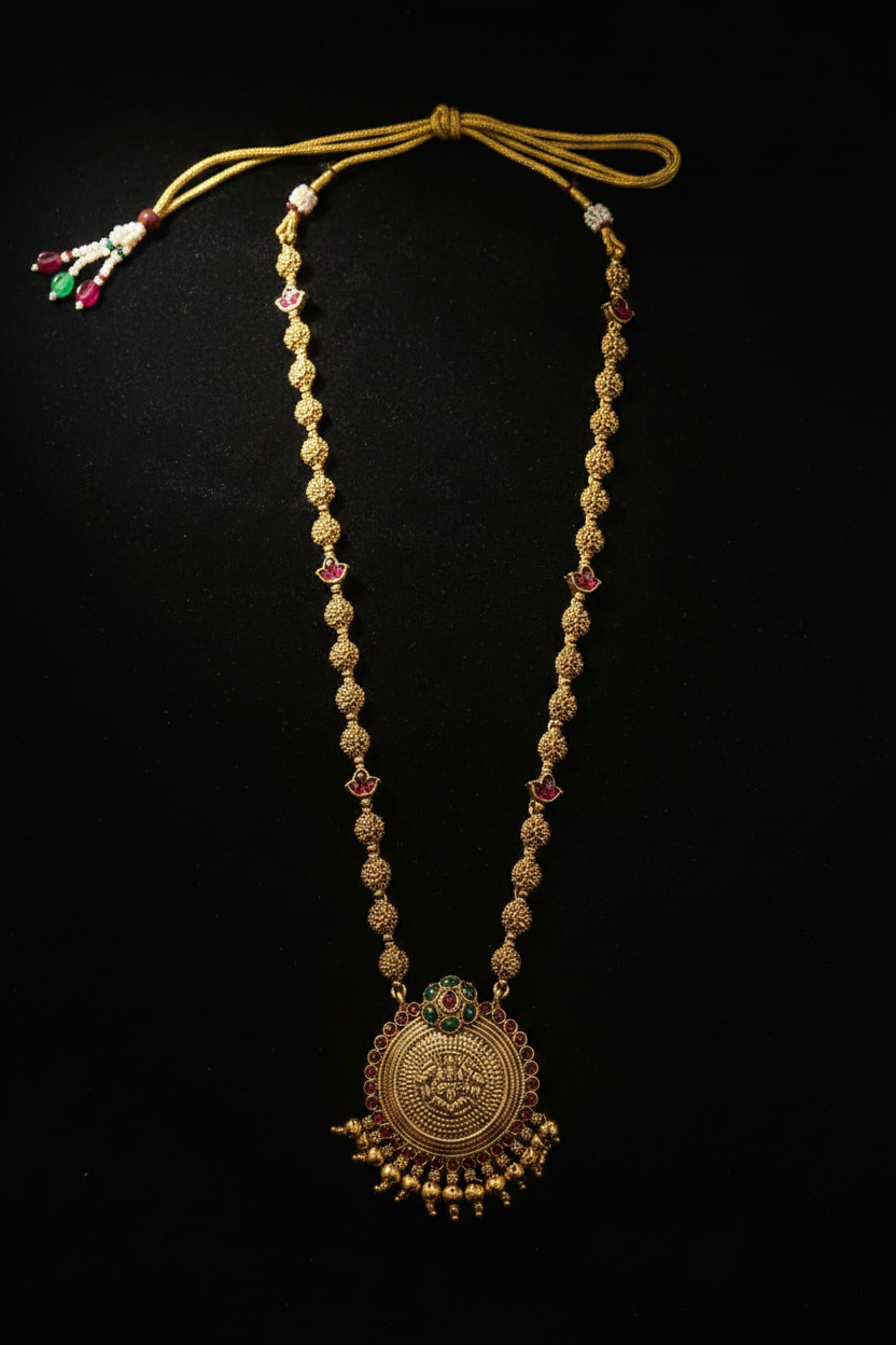 Luxury Gold Necklace – Premium Display